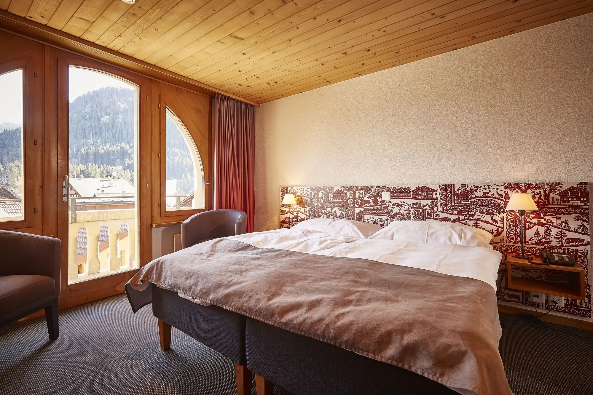 A double room with arched windows