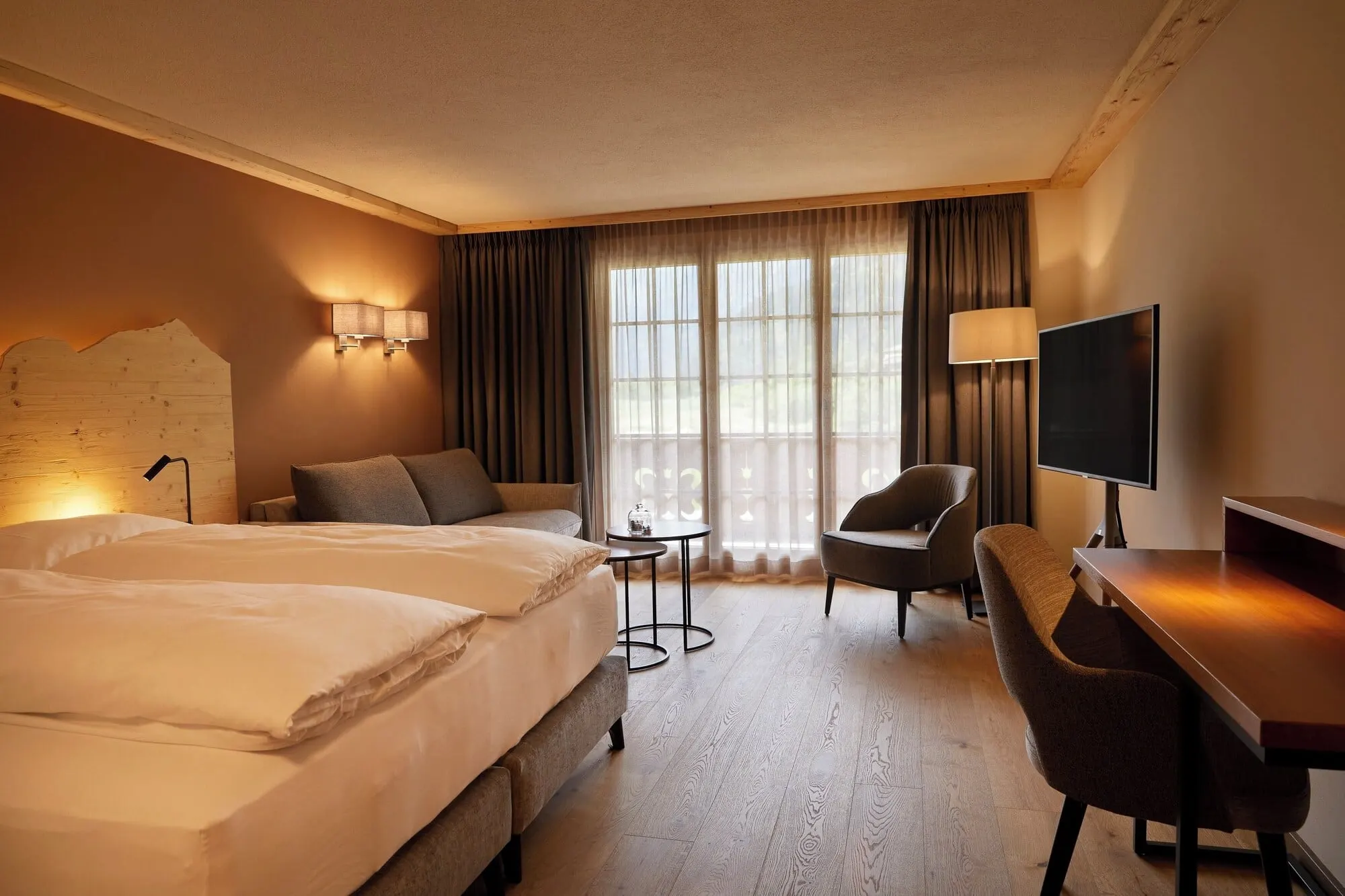 A double room with a balcony door