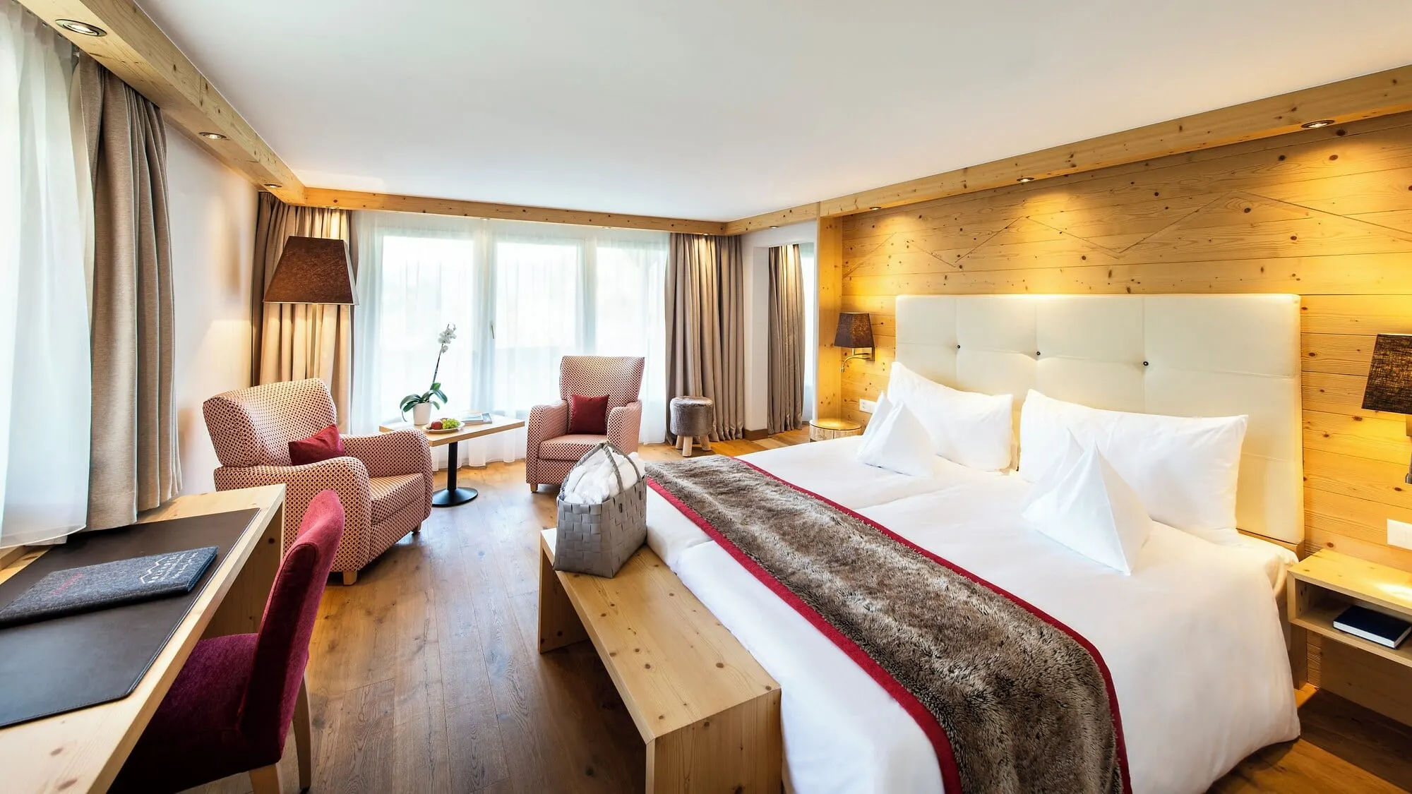 A double room with a sitting area