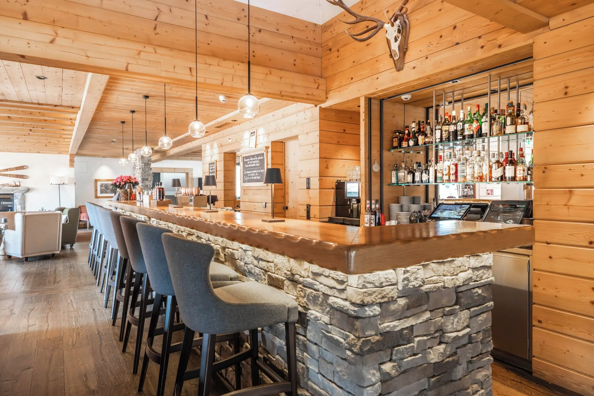 The bar in wood and stone