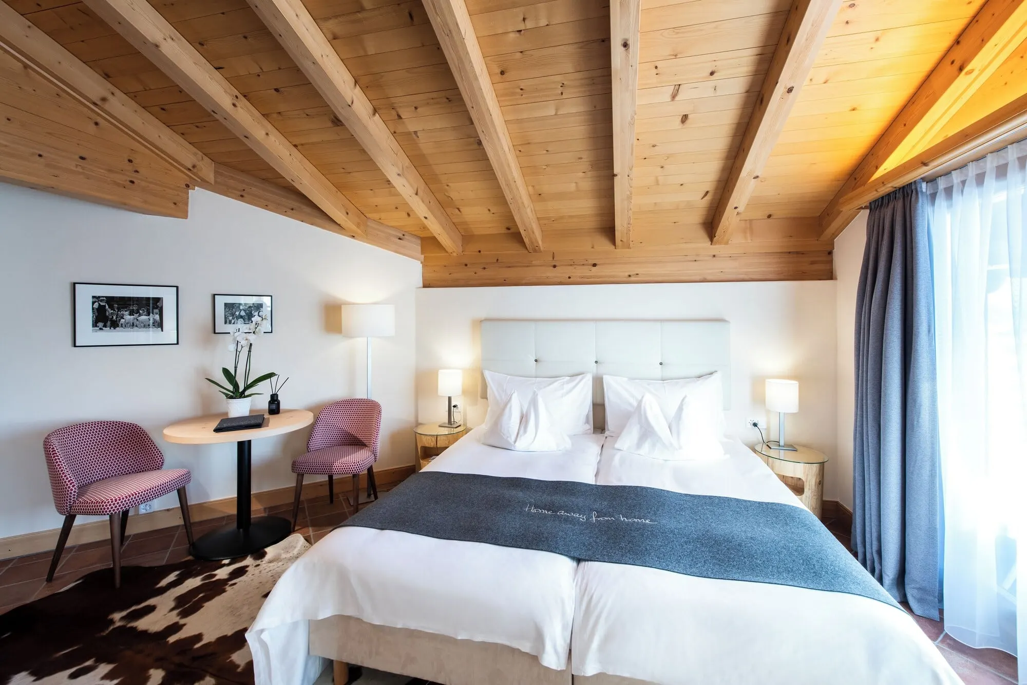 A double room under wooden beams