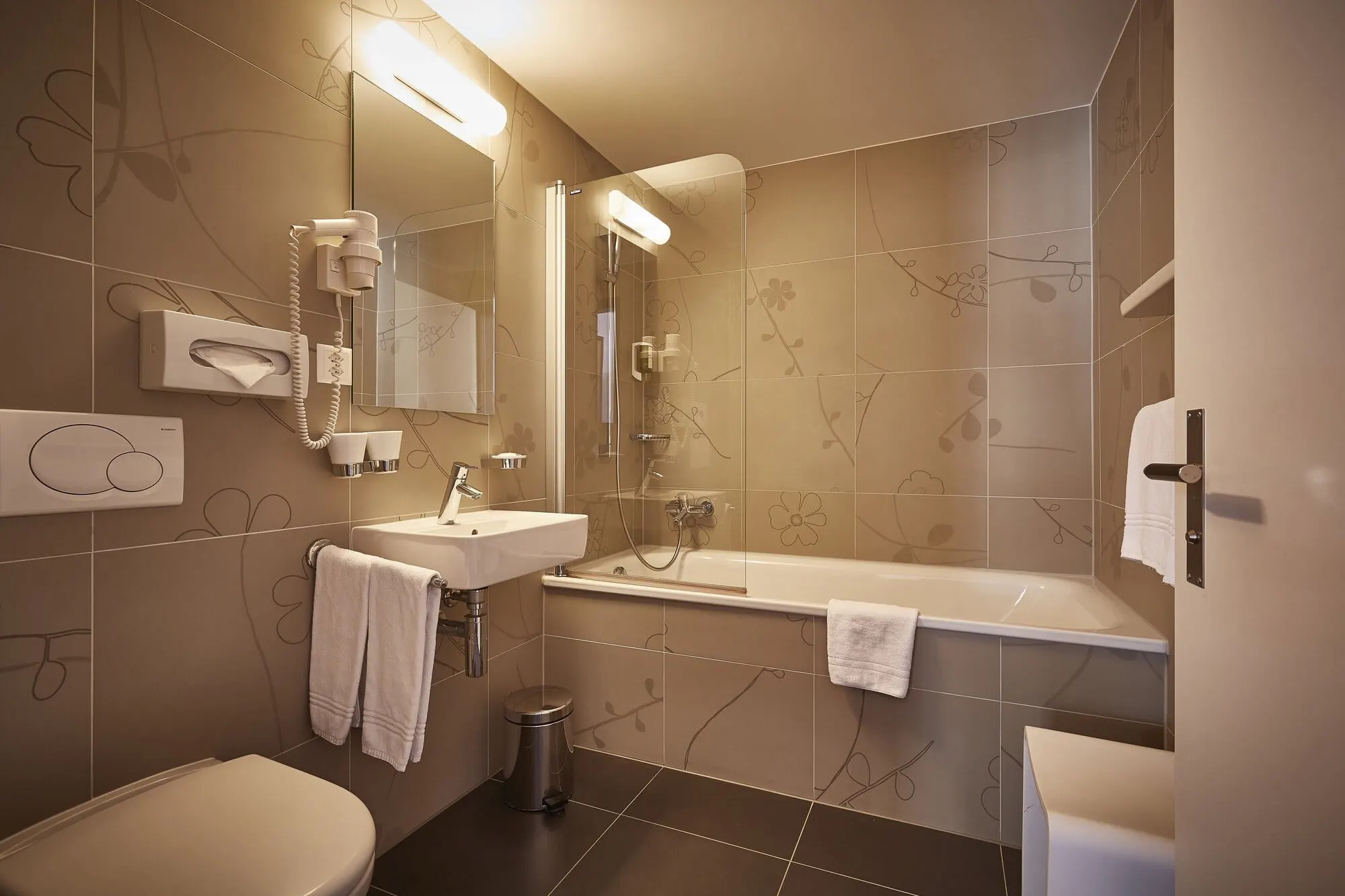 A bathroom with a bathtub