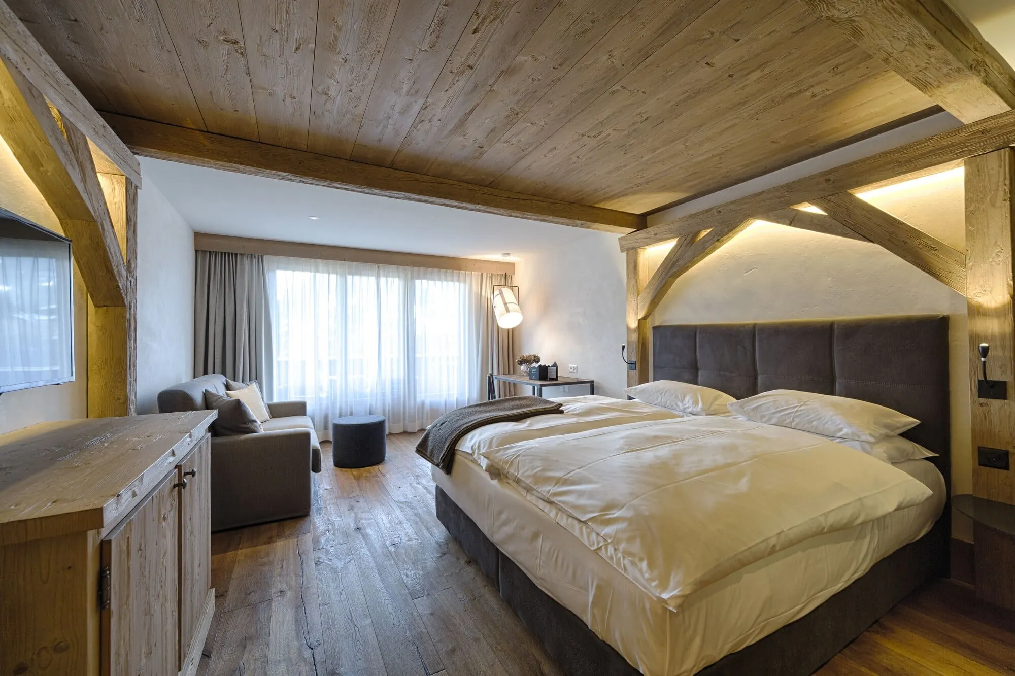 A double room with a wooden ceiling