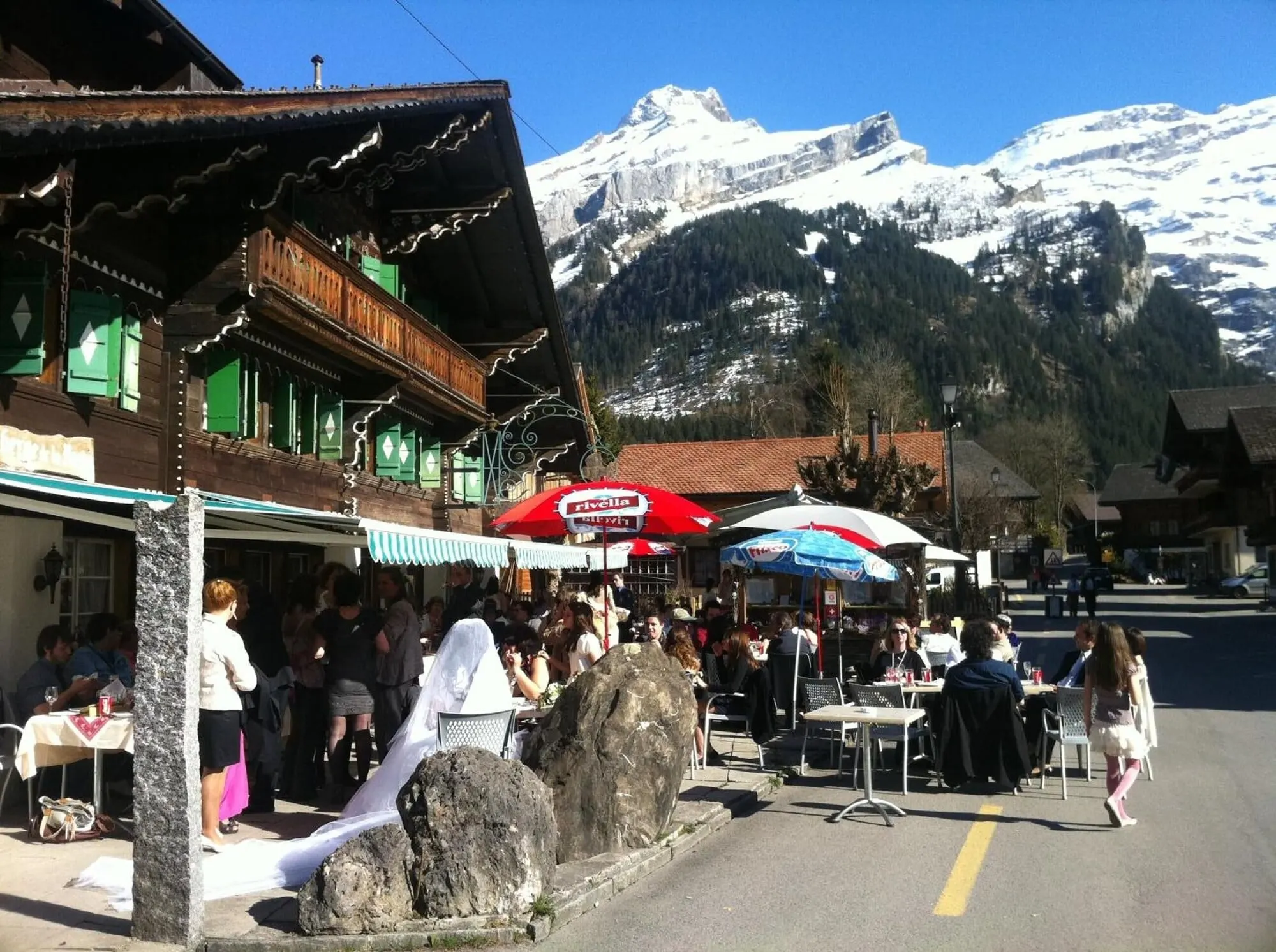 The street terrace below the mountains