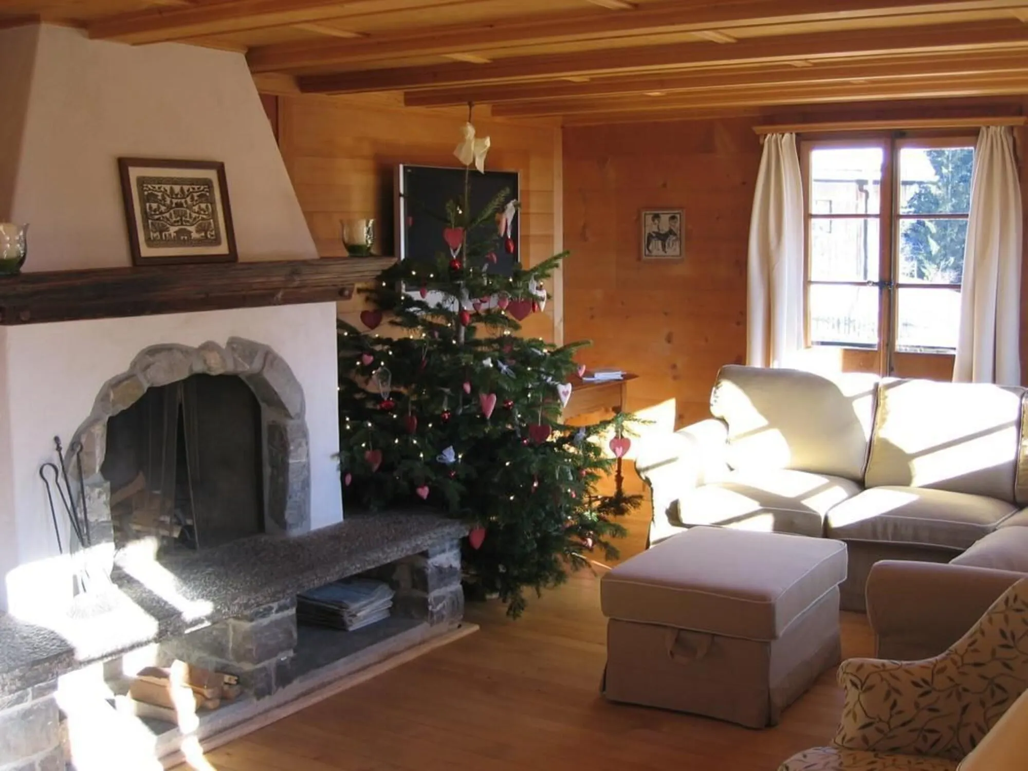 A sitting room with an open fireplace